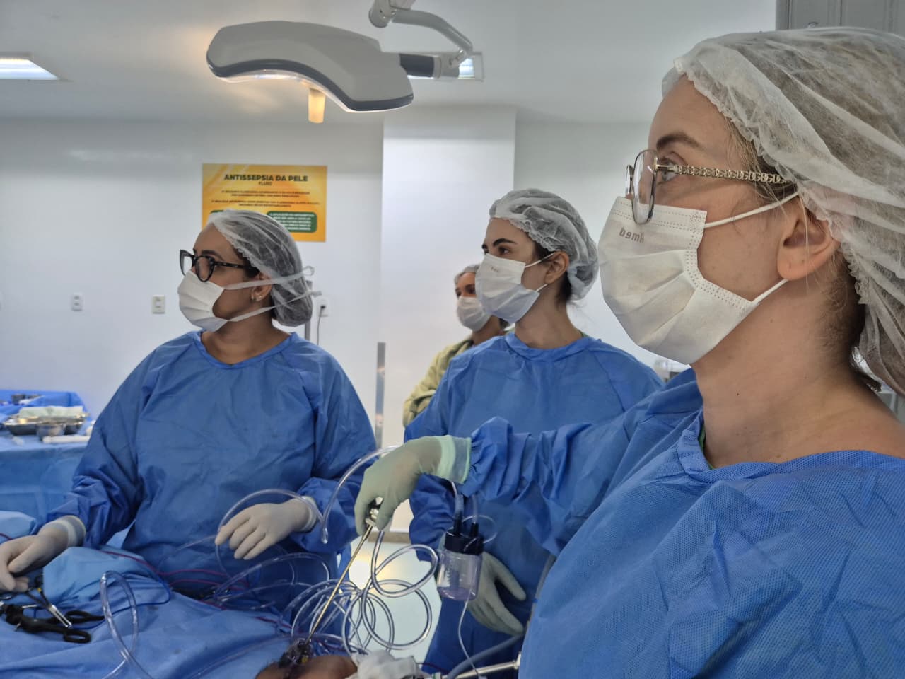 Dra. Luciana Câmara e equipe no bloco cirúrgico